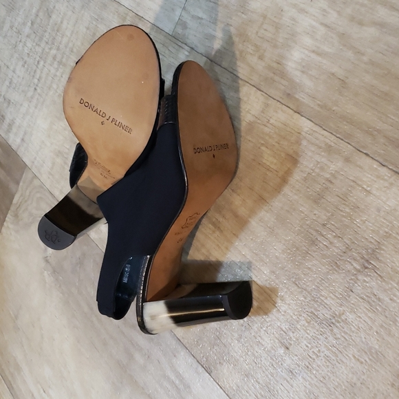 Donald J Pliner, Black. Size 8 - Picture 3 of 3